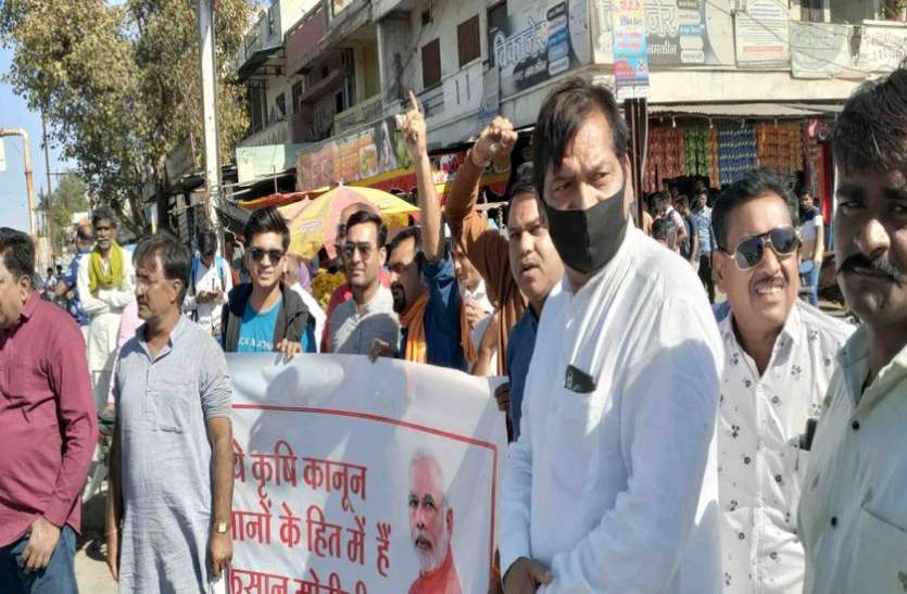 भाजपा कांग्रेस कार्यकर्ता आमने-सामने, जमकर हुई नारेबाजी भाजपा कांग्रेस कार्यकर्ता आमने-सामने, जमकर हुई नारेबाजी