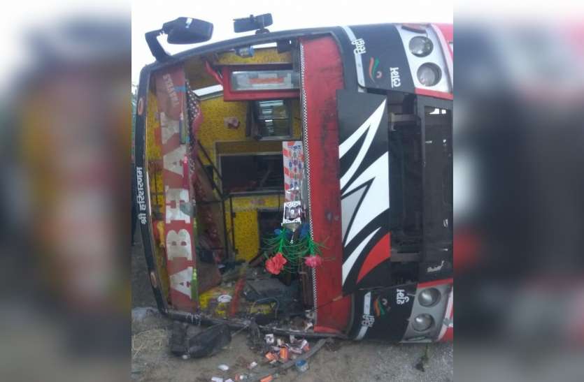 greater-noida.jpg यमुना एक्सप्रेसवे पर टायर फटने से पलटी तेज रफ्तार डबल डेकर बस, दर्जनभर यात्री घायल, तीन गंभीर