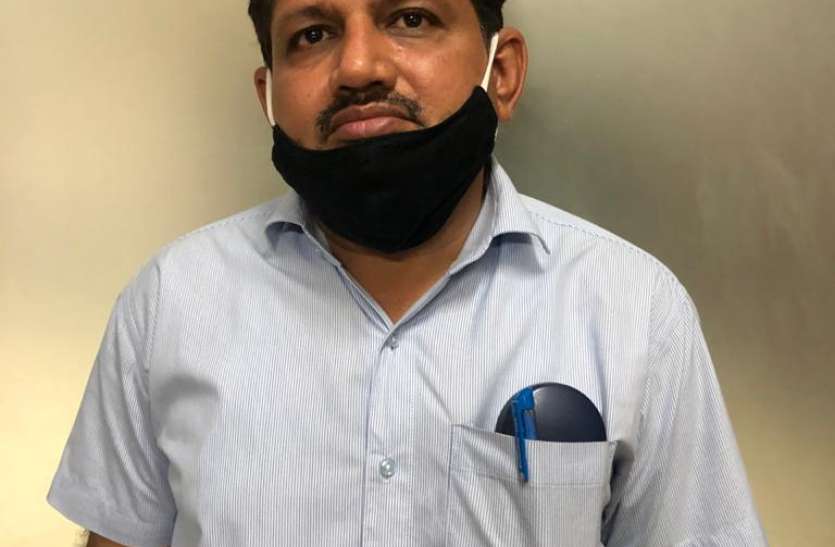 BRIBE: सीवरेज लाइन जोडऩे के लिए मांगे 15 हजार... BRIBE: सीवरेज लाइन जोडऩे के लिए मांगे 15 हजार...