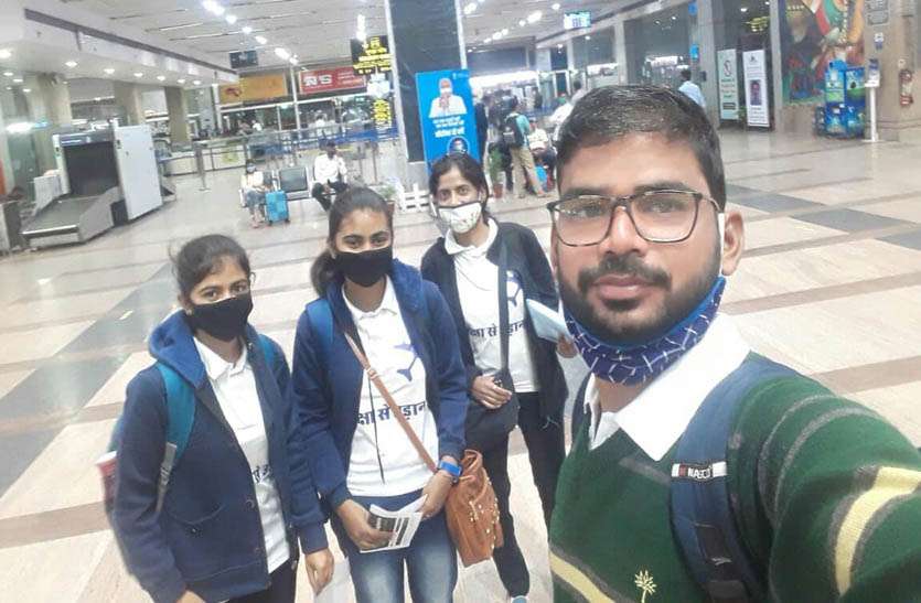 शिक्षा में किया नवाचार, विद्यार्थियों के लिए हवाई यात्रा से लेकर 21 हजार तक नकद प्रोत्साहन राशि दी शिक्षा में किया नवाचार, विद्यार्थियों के लिए हवाई यात्रा से लेकर 21 हजार तक नकद प्रोत्साहन राशि दी