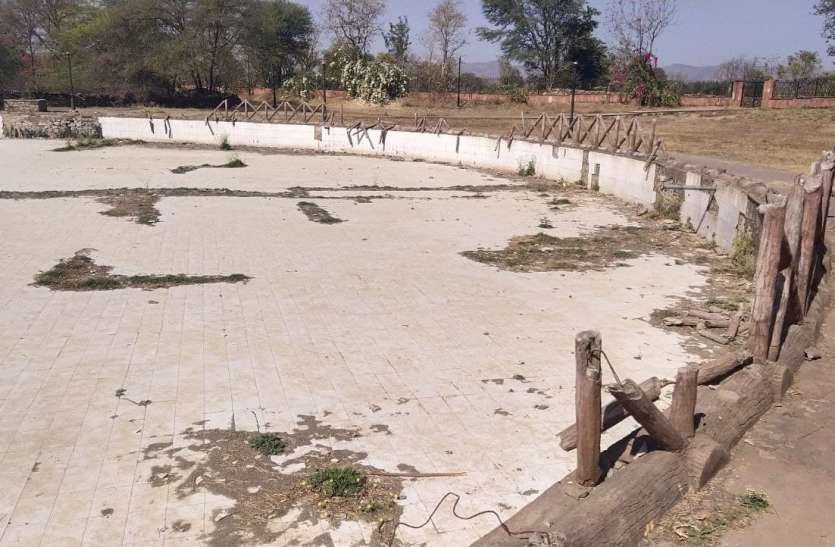 रण में जिसने कभी पिया था लहू, आज पानी को भी तरसी वह रक्ततलाई रण में जिसने कभी पिया था लहू, आज पानी को भी तरसी वह रक्ततलाई