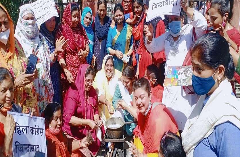 mahila congress रसोई गैस की बढ़ी कीमतों के विरोध में महिला कांग्रेस का कलेक्ट्रेट पर प्रदर्शन