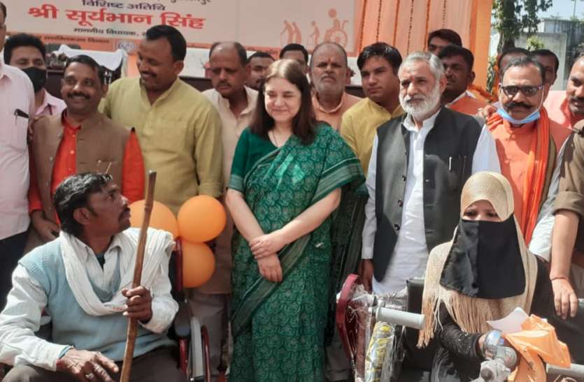 Maneka Gandhi मेनका गांधी ने दिव्यांगों को दिए सहायक उपकरण