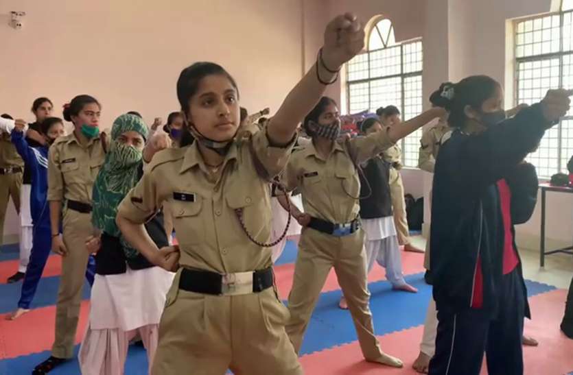 meerut2.jpg मिशन शक्ति अभियान: ताइक्वांडो सीख मनचलों को धूल चटाएंगी लड़कियां