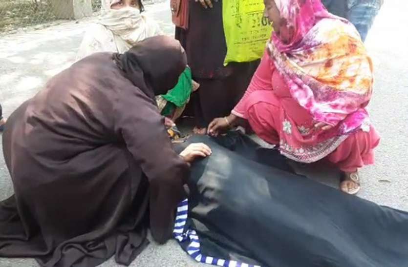 meerut3.jpg गैंपरेप पीड़िता ने कमिश्नरी चौराहे पर किया आत्मदाह का प्रयास, मचा हड़कंप