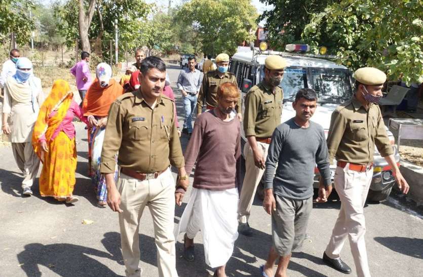 बेटी की हत्या का आरोपी पिता रिमांड पर, अपहरण के आरोप में मां सहित आठ परिजन जेल में बेटी की हत्या का आरोपी पिता रिमांड पर, अपहरण के आरोप में मां सहित आठ परिजन जेल में