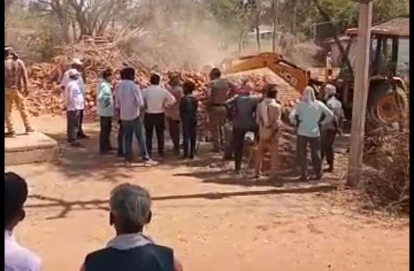 Administration demolishes 10-year-old encroachment in school campus Bamboo प्रशासन ने शासकीय स्कूल परिसर बांस में 10 साल पुराना अतिक्रमण ढहाया, अफरा-तफरी