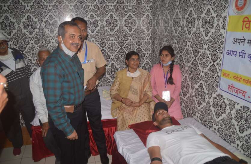 Blood donate:71donated blood including five international level player अंतरराष्ट्रीय स्तर के 5 खिलाडिय़ों समेत 71 ने किया रक्तदान, कलेक्टर ने भी किए ब्लड डोनेज