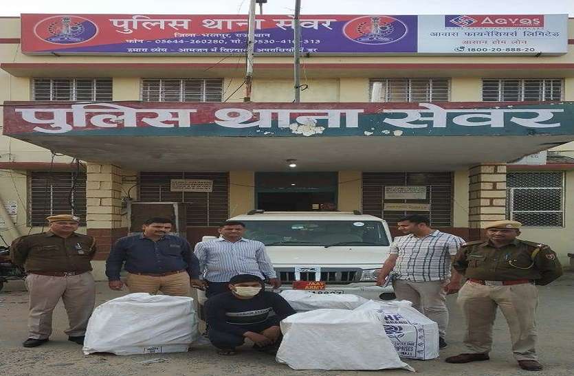 कार की जांच की तो निकले अवैध शराब के 26 कर्टन कार की जांच की तो निकले अवैध शराब के 26 कर्टन