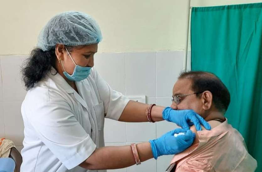 कोविड वैक्सीनेशन: बुजुर्गों को लगा खुशियों का टीका कोविड वैक्सीनेशन: बुजुर्गों को लगा खुशियों का टीका