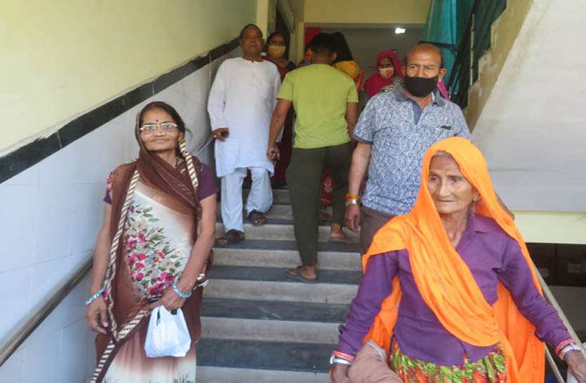 टीके से पहले फूल रही सांसे, सीढिय़ों के सहारे पहुंच रहे है लोग टीके से पहले फूल रही सांसे, सीढिय़ों के सहारे पहुंच रहे है लोग
