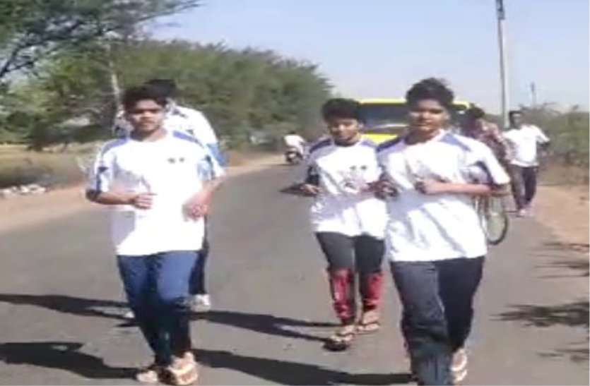 The daughters of the village covered a distance of 73 km on the first day गांव की बेटियों ने पहले दिन तय की 73 किमी दूरी, नटेरन से आज की दौड़ होगी शुरू
