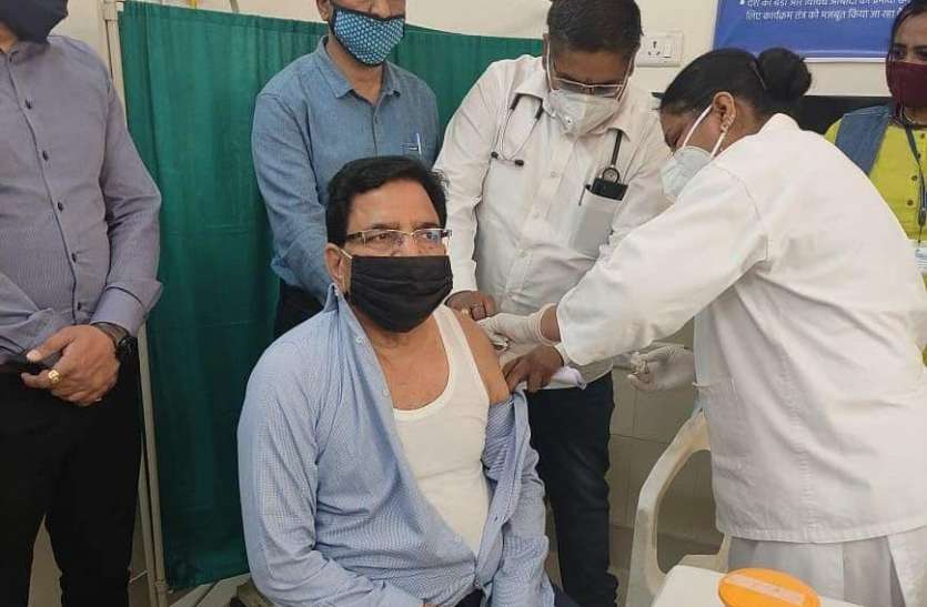 कलक्टर सहित अन्य अधिकारियों ने लगवाई कोविड-19 की दूसरी डोज कलक्टर सहित अन्य अधिकारियों ने लगवाई कोविड-19 की दूसरी डोज
