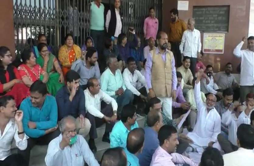 प्रदर्शन करते कर्मचारी कर्मचारी ने नहीं दिया चुनाव संबंधित गोपनीय दस्तावेज तो सेक्रेटरी ने काटा बवाल