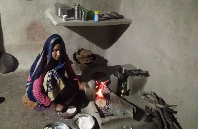 Beneficiaries are unable to fill Ujjwala gas cylinders due to increase in LPG prices रसोई गैस के दाम बढऩे से उज्जवला गैस सिलेंडर नहीं भरवा पा रहे हितग्राही