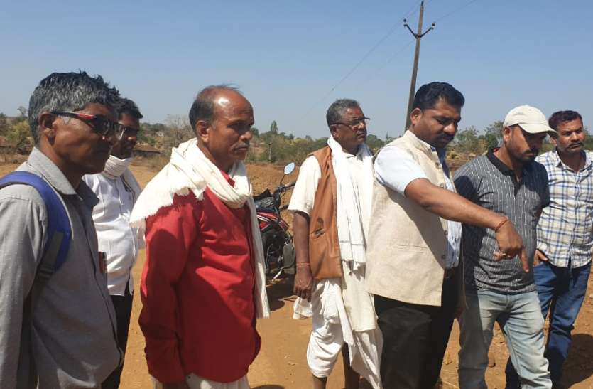 जल संकट दूर करने ग्राम बनेहरी पहुंचे अधिकारी जल संकट दूर करने ग्राम बनेहरी पहुंचे अधिकारी