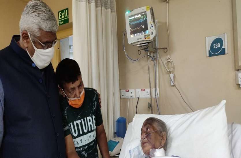 WEST BENGAL NEWS----केंद्रीय मंत्री शेखावत ने अपोलो पहुंच बुजुर्ग महिला शोवा की कुशलक्षेम पूछी WEST BENGAL NEWS----केंद्रीय मंत्री शेखावत ने अपोलो पहुंच बुजुर्ग महिला शोवा की कुशलक्षेम पूछी