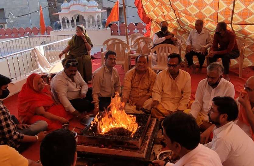 महालक्ष्मी का पंचामृत अभिषेक, यज्ञ में आहुतियां महालक्ष्मी का पंचामृत अभिषेक, यज्ञ में आहुतियां
