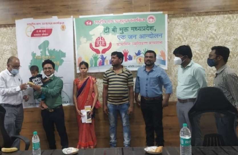 टीबी पीडि़त मासूम को क्षय अधिकारी ने लिया गोद टीबी पीडि़त मासूम को क्षय अधिकारी ने लिया गोद