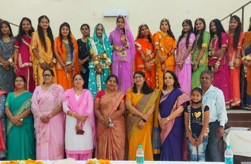 मारवाड़ी लोक नृत्यों पर झूमी छात्राएं मारवाड़ी लोक नृत्यों पर झूमी छात्राएं