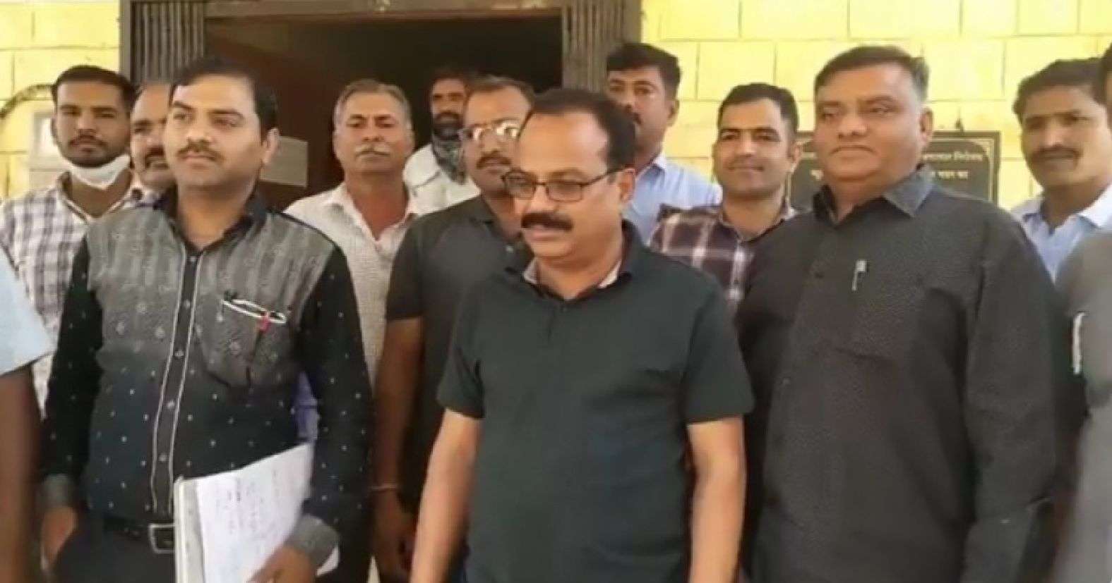 आबकारी का डिपो मैनेजर 10 हजार की रिश्वत लेते रंगे हाथों गिरफ्तार