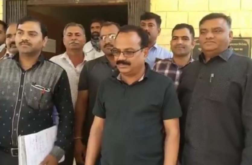 आबकारी का डिपो मैनेजर 10 हजार की रिश्वत लेते रंगे हाथों गिरफ्तार आबकारी का डिपो मैनेजर 10 हजार की रिश्वत लेते रंगे हाथों गिरफ्तार