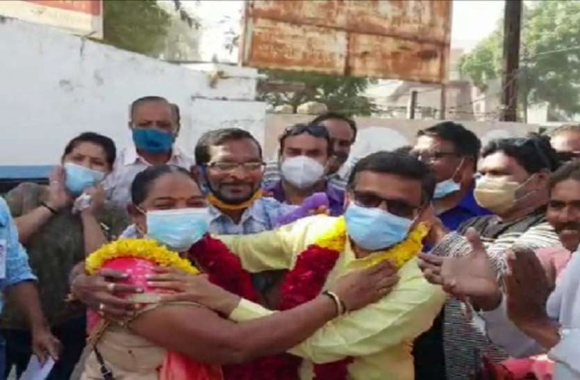 Ahmadabad News : कांग्रेस का प्रत्याशी 688 मतों से जीता Ahmadabad News : कांग्रेस का प्रत्याशी 688 मतों से जीता