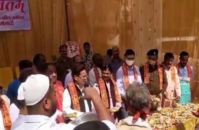 Barabanki News मुस्लिमों ने पेश की एकता की मिसाल, फूल बरसाकर कांवड़ियों का किया स्वागत, संग लगाए बम भोले-जय श्रीराम के नारे