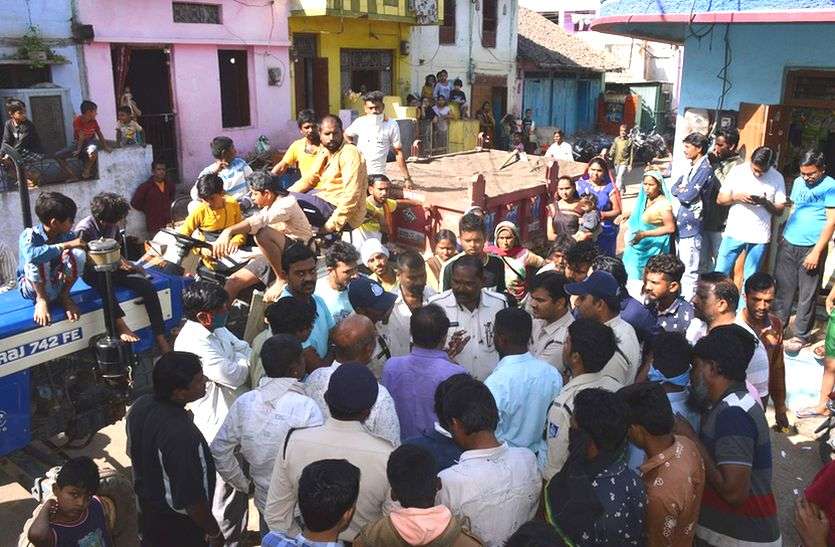 Sand tractor hit by electric pole मायनिंग और रेत माफिया की रेस में बच्चों की जान जाते बची