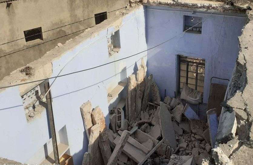 अस्पताल में किया जा रहा था कोरोना वैक्सीनेशन ...अचानक से ऐसा क्या हुआ कि पैरों के नीचे से जमीन और सिर के ऊपर से छत सरक गई! अस्पताल में किया जा रहा था कोरोना वैक्सीनेशन ...अचानक से ऐसा क्या हुआ कि पैरों के नीचे से जमीन और सिर के ऊपर से छत सरक गई!