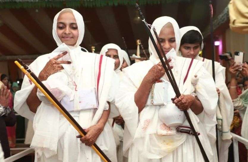 मुमुक्षु रक्षा जिनङ्क्षबबरत्नश्रीजी और दिव्या बनीं साध्वी चैत्यस्तवप्रियाश्रीजी मुमुक्षु रक्षा जिनबिंबरत्नश्रीजी और दिव्या बनीं साध्वी चैत्यस्तवप्रियाश्रीजी