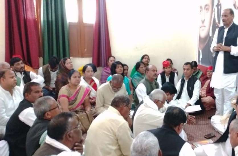 बैठक को संबोधित करते पूर्व मंत्री दुर्गा प्रसाद यादव उद्यमी नवाचार से उत्कृष्टता हासिल करते देश की अर्थव्यवस्था को सुदृढ़ करने में अपना योगदान दें -राज्यपाल
