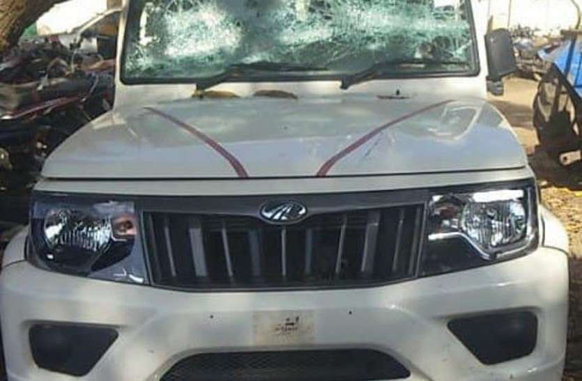 ठेका कंपनी के फ्लाइंग स्क्वॉड पर रेत चोरों का हमला, 5 कर्मचारी घायल ठेका कंपनी के फ्लाइंग स्क्वॉड पर रेत चोरों का हमला, 5 कर्मचारी घायल