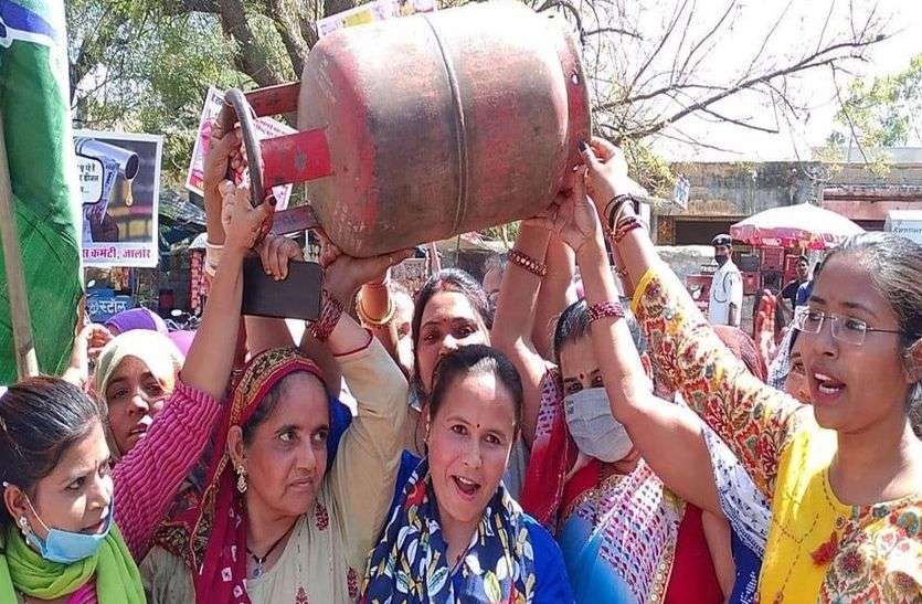 महिला मोर्चा का महंगाई पर विरोध.... खाली गैस सिलेंडर उठाकर किया प्रदर्शन, सिगड़ी पर बनाई चाय महिला मोर्चा का महंगाई पर विरोध.... खाली गैस सिलेंडर उठाकर किया प्रदर्शन, सिगड़ी पर बनाई चाय