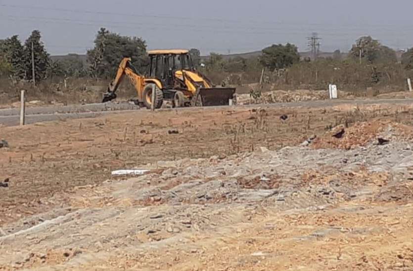 Action on illegal plotting on Amkuhi Road behind Collectorate कलेक्ट्रेट के पीछे अवैध प्लाटिंग पर कार्रवाई, एसडीएम बोले- सरकारी जमीन पर ज्यादा अतिक्रमण माधवनगर में