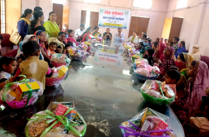 news कुपोषण पर विजय : अधिकारियों ने कुपोषित बच्चों को लिया गोद, कुपोषण मुक्त जिला बनाने की ली शपथ