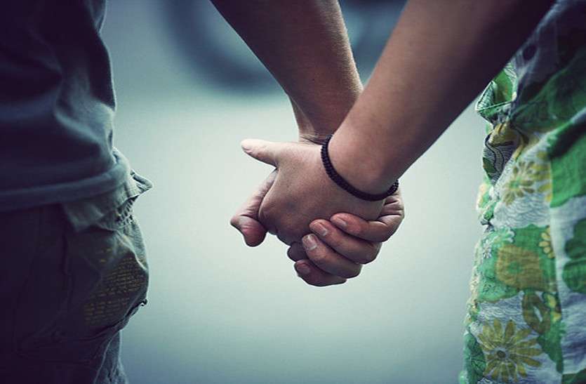 love_couple_4963105_835x547-m.jpg लव मैरिज के चार साल बाद पति-पत्नी ने एक साथ फांसी लगाकर की खुदकुशी