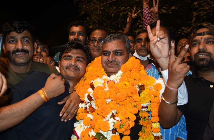 नाथुसिंह राठौड़ ने रचा इतिहास, 422 वोट से कल्ला को हरा बने अध्यक्ष नाथुसिंह राठौड़ ने रचा इतिहास, 422 वोट से कल्ला को हरा बने अध्यक्ष