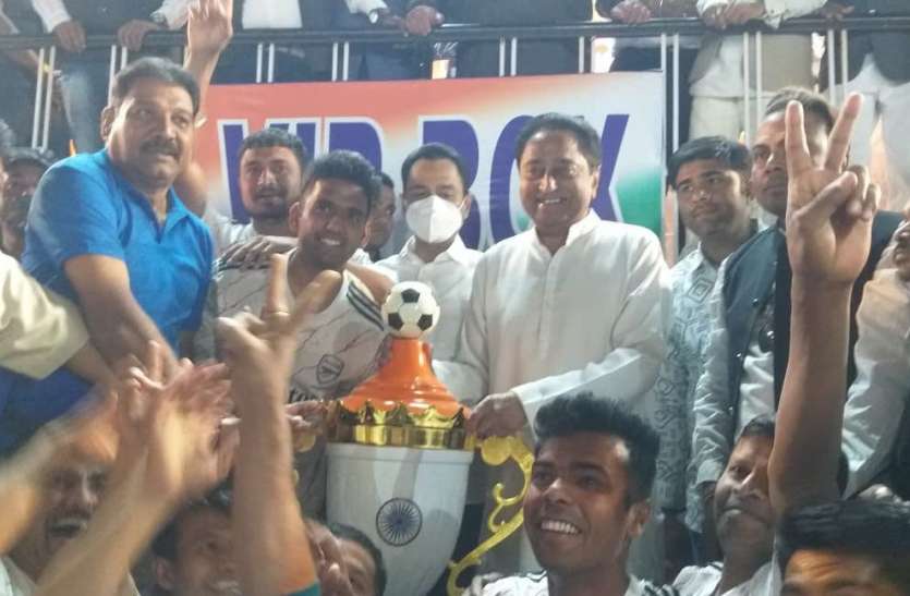 सांसद कप फुटबाल टुर्नामेंट के फाइनल मैच में शामिल हुए पूर्व मुख्यमंत्री, पढ़ें खबर सांसद कप फुटबाल टुर्नामेंट के फाइनल मैच में शामिल हुए पूर्व मुख्यमंत्री, पढ़ें खबर