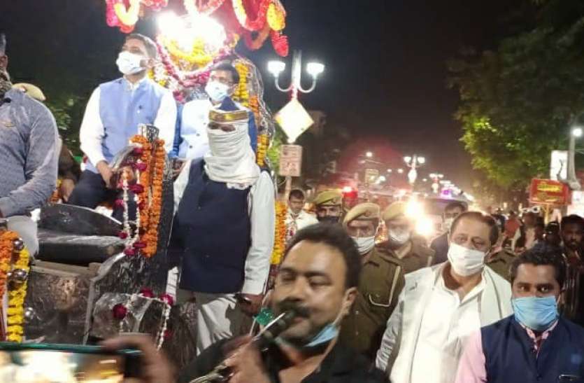 rampur_dm.jpg बैंड बाजे के साथ बग्गी में हुई रामपुर DM की विदाई, आजम खान पर की थी ताबड़ताेड़ कार्रवाई