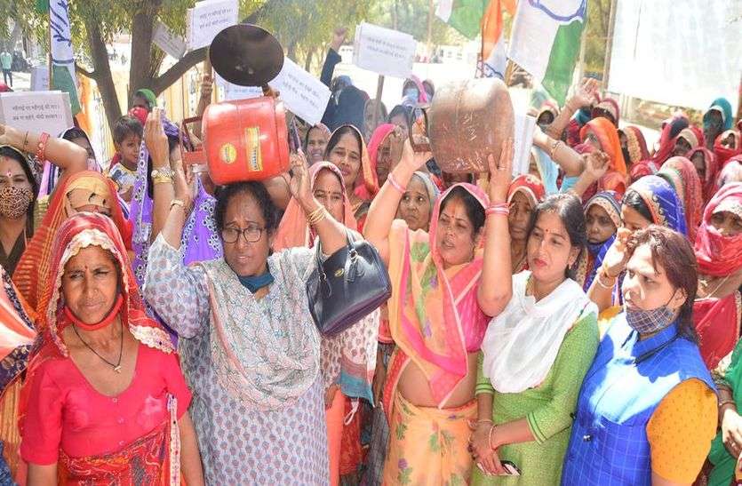 प्रदर्शन : महिला कांग्रेस की कार्यकर्ताओं ने सिर पर रखा सिलेण्डर और कच्चे चूल्हे पर बनाया खाना प्रदर्शन : महिला कांग्रेस की कार्यकर्ताओं ने सिर पर रखा सिलेण्डर और कच्चे चूल्हे पर बनाया खाना