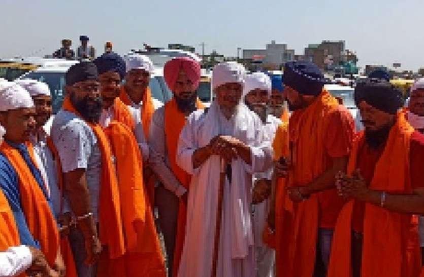 नगर कीर्तन पर की पुष्प वर्षा नगर कीर्तन पर की पुष्प वर्षा