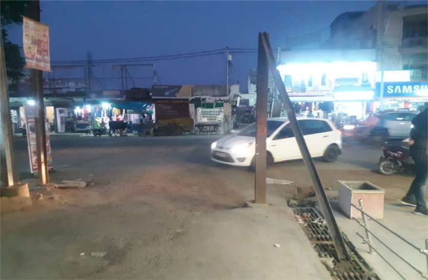 For their convenience, the traders removed the height gage in the colony अपनी सुविधा के लिए व्यपारियों ने कॉलोनी में लगे हाइटगेज को हटाया