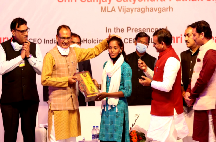 news अंतर्राष्ट्रीय महिला दिवस विशेष : CM शिवराज करते हैं इस लड़की की बहादुरी को सलाम, बनेंगी एक दिन की कलेक्टर