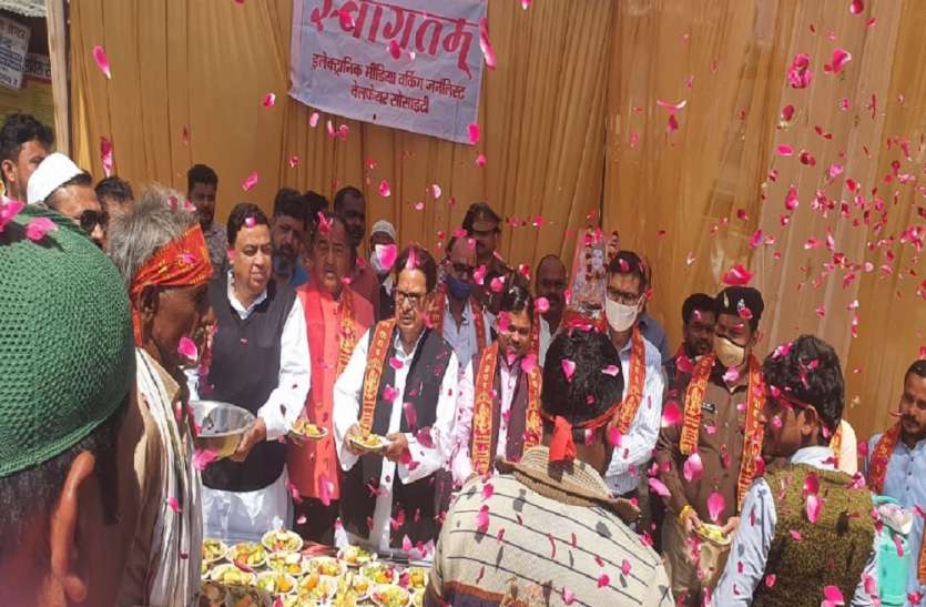 मुस्लिमों ने पेश की तहजीब की मिसाल, फूल बरसाकर किया कांवड़ियों का स्वागत मुस्लिमों ने पेश की तहजीब की मिसाल, फूल बरसाकर किया कांवड़ियों का स्वागत