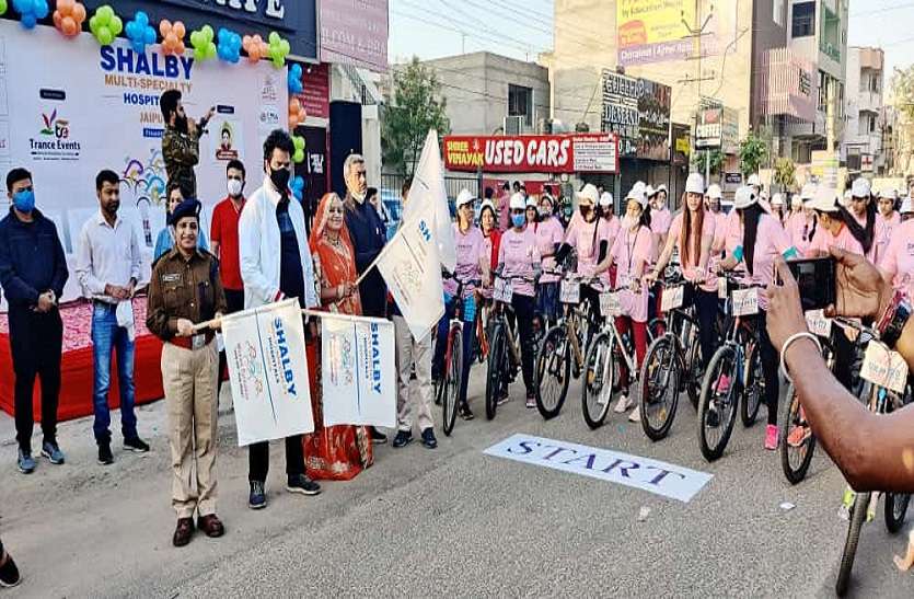 महिलाओं ने चलाई साइकिल महिलाओं ने चलाई साइकिल