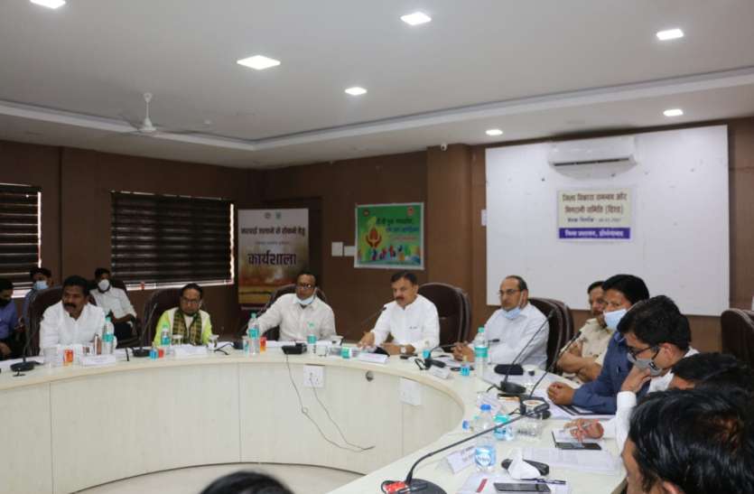 वंचित महिलाओं की तलाशकर दिए जाएंगे गैस कनेक्शन, बैठक से गायब सेंट्रल स्कूल पचमढ़ी प्राचार्य को नोटिस वंचित महिलाओं की तलाशकर दिए जाएंगे गैस कनेक्शन, बैठक से गायब सेंट्रल स्कूल पचमढ़ी प्राचार्य को नोटिस