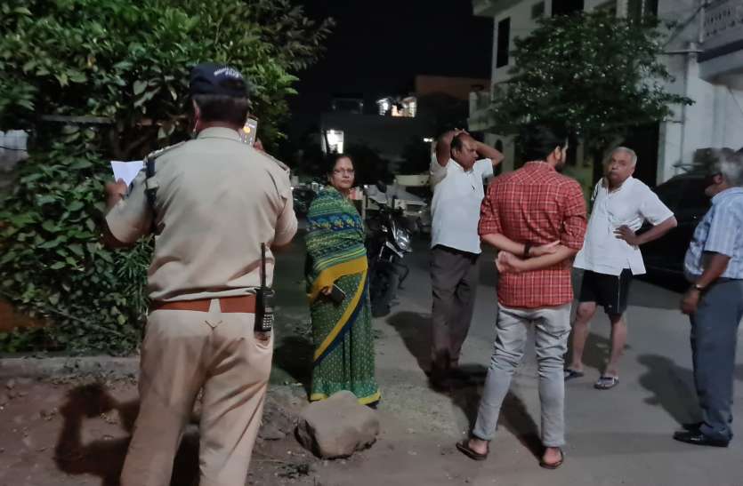 Chain snatching:crooks ran away with the chain from an old woman neck कार्यक्रम से लौट रही वृद्घा के गले से चेन खींचकर भागे बाइक सवार बदमाश, लगा रखा था हेलमेट