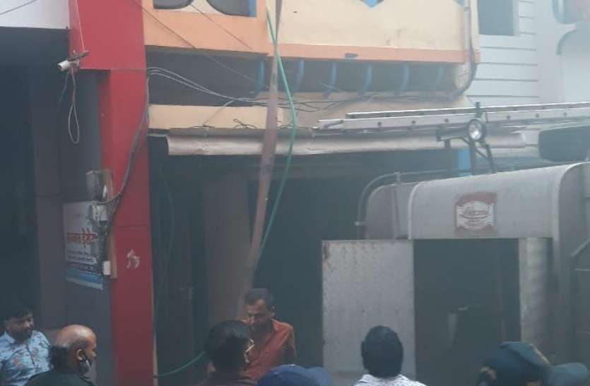 Bus operator's house caught fire due to short circuit शॉर्ट सर्किट से बस संचालक के मकान में लगी आग, अफरा-तफरी मची तो लगी भीड़