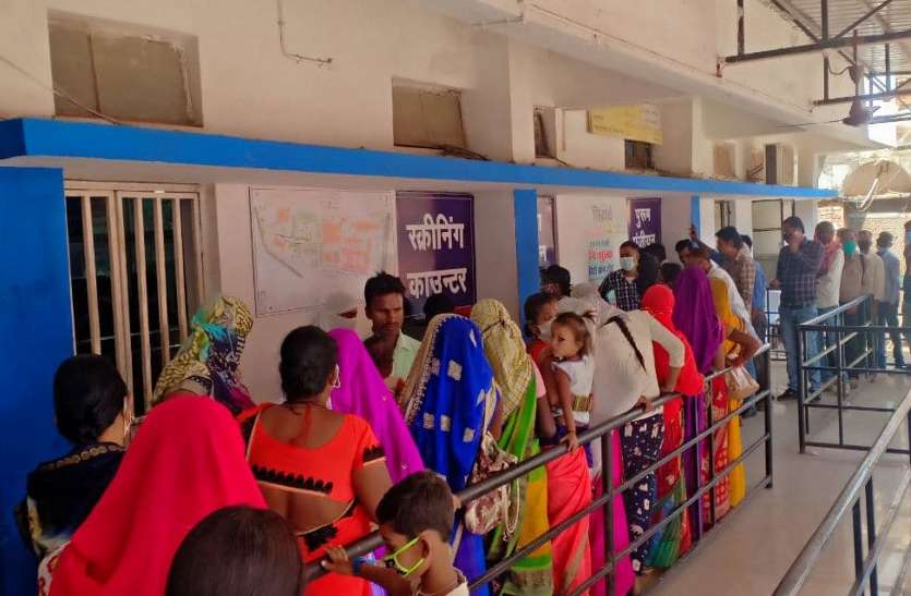 corona precaution ignored in district hospital itself मास्क न सोशल डिस्टेंसिंग, जिला अस्पताल में ही कोरोना एहतियात की अनदेखी